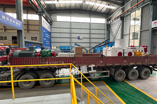 時產150-200t/hG1000x600型高壓輥磨機發貨現場 